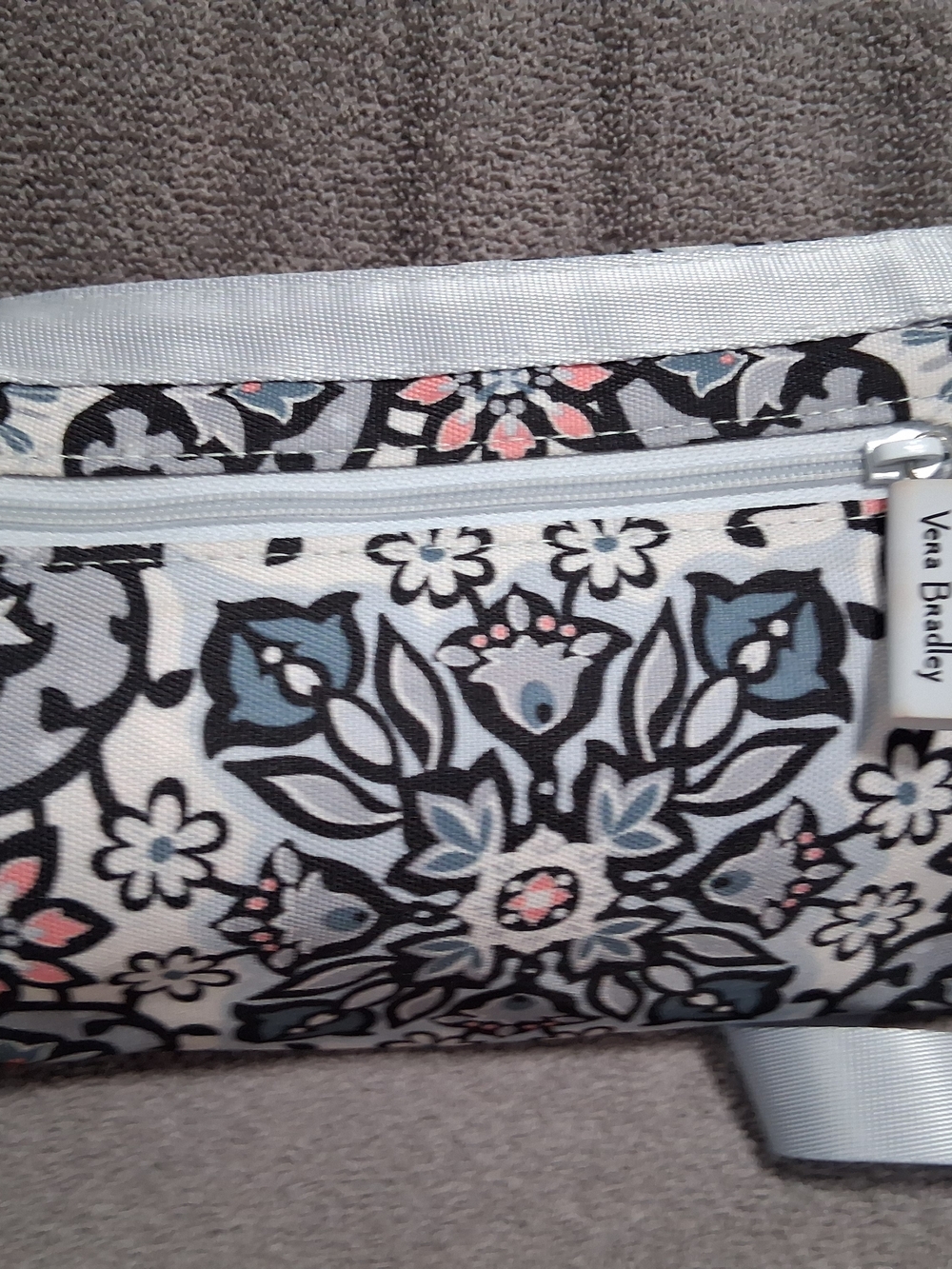 Vera Bradley Silver Gray Floral Tile Crossbody Bottle Bag Insulated New - Picture 8 of 9